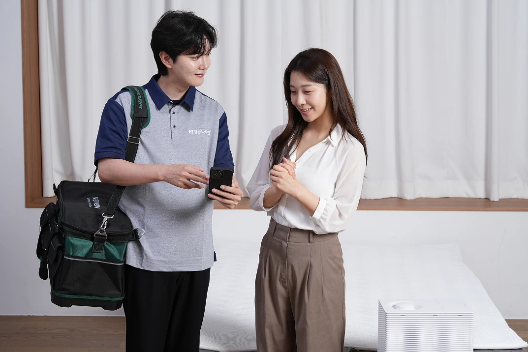 나비엔 파트너가 고객에게 케어서비스를 안내하는 모습